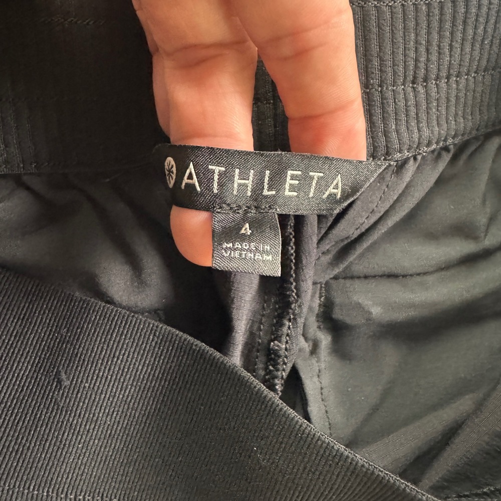 Athleta Trekkie Shorts Black Ripstop Hiking Travel Zip Pockets 291730 Size 4 - Picture 3 of 16
